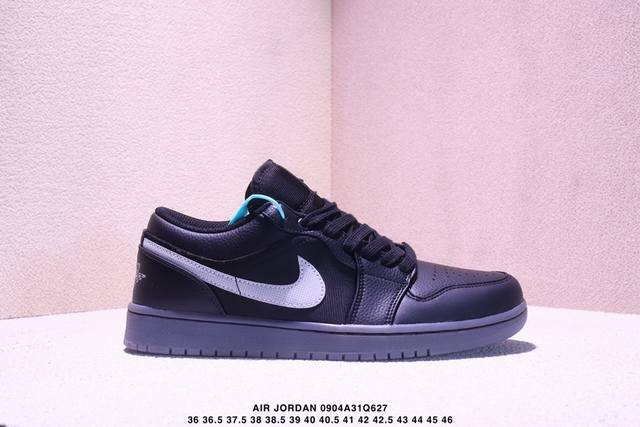 乔丹一代 Air Jordan 1 乔1 低帮Aj1系列 运动鞋复古休闲篮球鞋 提高了与足部的贴合度，给人不一样的穿着体验。鞋底的平稳支撑，让你在运动中随意冲刺