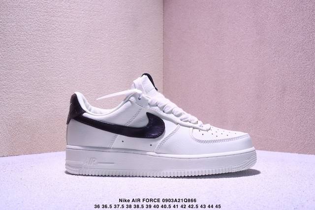 Nk Air Force 7 Low 空军一号低帮休闲板鞋 鞋款采用再生材料制成，混合了皮革、网眼和绒面革。侧面的双 Swooshes、“82”品牌的鞋舌标签、