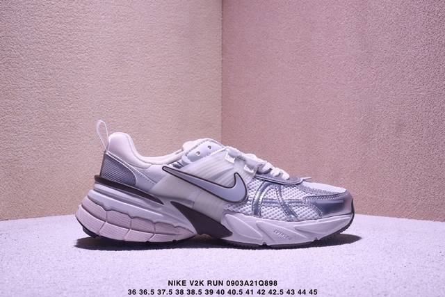 真标耐克Nike V2K Run跑步鞋复古风潮 网面透气运动鞋 灰银紧致的鞋面材质提供良好的包裹性鞋侧 Swoosh以及鞋头部分搭配增添不少亮点的镀铬细节鞋垫上