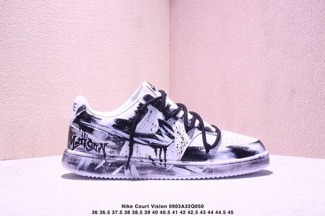 公司级Nike Court Vision 1 Low“幻影十字架” 手绘涂鸦定制板鞋 幻影十字架常作为一种印花图案出现，具有独特的视觉效果。将幻影十字架与梵文、