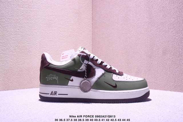 公司级耐克Nike Air Force 7空军一号低帮百搭休闲运动板鞋。柔软、弹性十足的缓震性能和出色的中底设计，横跨复古与现代的外型结合，造就出风靡全球三十多