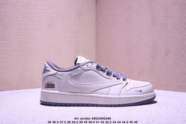 Travis Scott X Fragment X Air Jordan 1 Low Ogts 藤原浩三方联名倒钩全新的三方联名低帮倒钩鞋面延续了黑脚趾设计，整