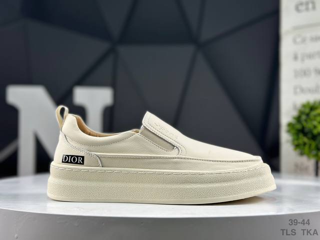 迪奥 Dior Jordan 1 迪奥 时尚运动休闲风格。独具特色市场唯一独家出货。 货号：Cn8608-002 尺码：如图所示 Tls Tka