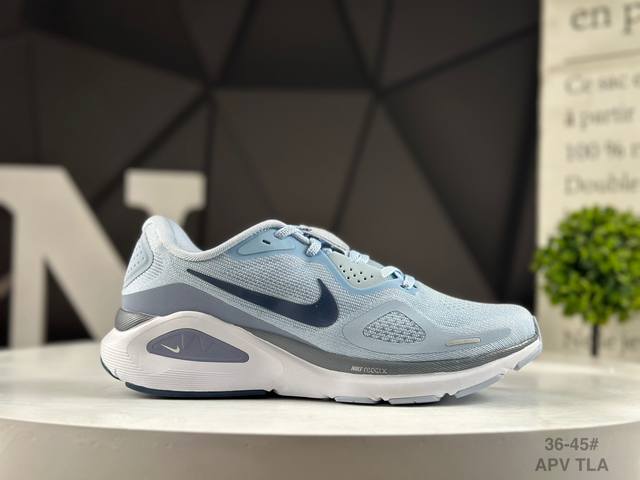 真标耐克 Nike Air Zoom Structure 26 轻量跑鞋鞋面采用透气工程网眼材质制作。鞋身整体轻盈舒适透气,鞋子颜色以玫红色为主色调！耐克Log