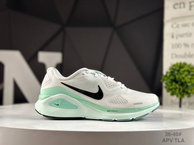 真标耐克 Nike Air Zoom Structure 26 轻量跑鞋鞋面采用透气工程网眼材质制作。鞋身整体轻盈舒适透气,鞋子颜色以玫红色为主色调！耐克Log