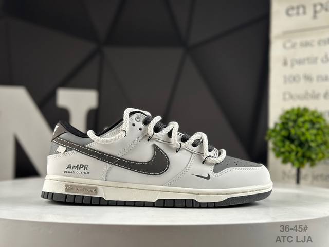 公司级耐克 Nike Dunk Low 终似少年 此款鞋面选用质感白磨砂皮革，如初雪落峰脊，炭黑Swoosh 划出凌厉弧线，如少年锐气破空而出。鞋头与领头的灰调