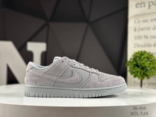 真标耐克 Nike Dunk Sb Low 全新配色具有经典的Dunk血缘，又注入了更多的时尚元素。相较于普通的Dunk滑板鞋，改良版的Dunk Sb加厚了鞋舌