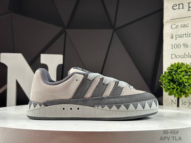 真标阿迪达斯 鲨鱼面包鞋 新联名开启,日本知名球鞋店铺Atmos X Adidas Adimatic Low马蒂奇系列低帮复古鲨鱼面包休闲运动休闲滑板板鞋 货号