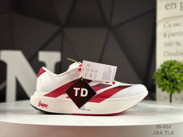 公司级阿迪达斯 Adizero Evo Sl 阿迪超轻透气缓震跑鞋 以令人难以置信的138克重量，刷新了跑鞋轻量化的记录，阿迪在材料科学和工艺技术上的深厚积累。