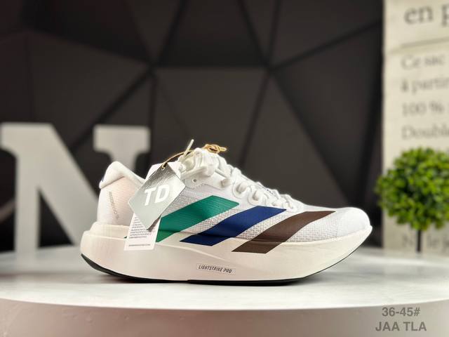 公司级阿迪达斯 Adizero Evo Sl 阿迪超轻透气缓震跑鞋 以令人难以置信的138克重量，刷新了跑鞋轻量化的记录，阿迪在材料科学和工艺技术上的深厚积累。