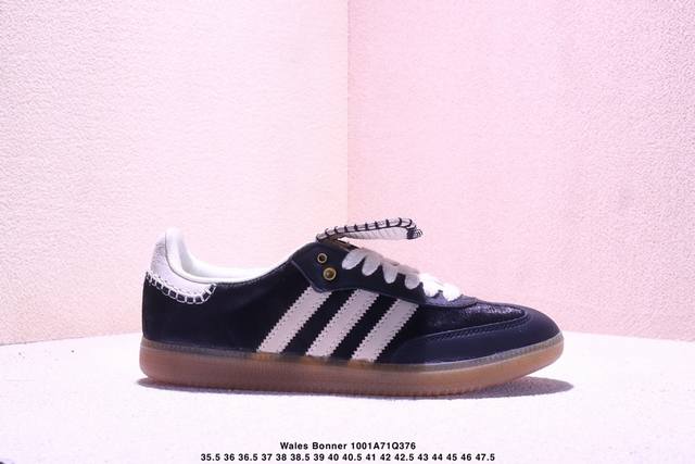 公司级阿迪达斯 德训鞋 经典复古低帮休闲运动慢跑鞋Wales Bonner X Adidas 全新秋冬系列联名鞋款 经典运动板鞋。该鞋超大鞋舌采用毛绒面料制成，