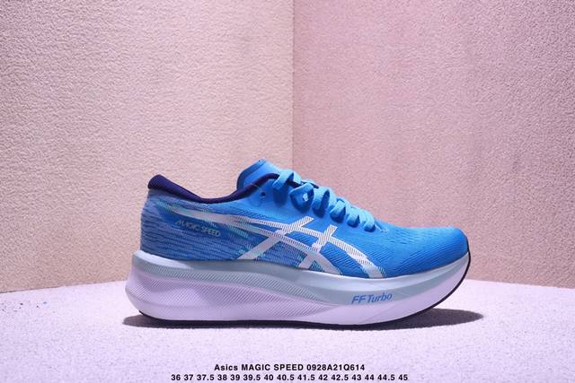 Asics 亚瑟士Magic Speed 4稳定跑鞋鞋面采用双层提花网面设计，提高包裹性和透气性，后跟搭载稳定系统科技T-Gel提升整体支撑力和结构感，减少对身