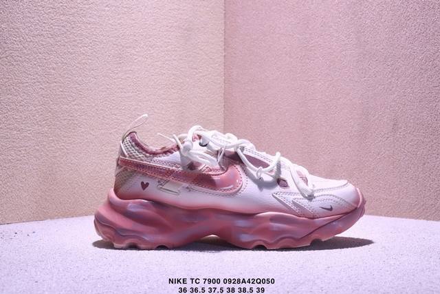 公司级Nk Tc 7900 帆白 人气单品女鞋 鞋底用了厚实的泡绵不仅可以缓震，更提升了穿着的舒适感，最主要的是泡绵会使鞋子变得很轻，所以这双鞋上脚也是又舒服又