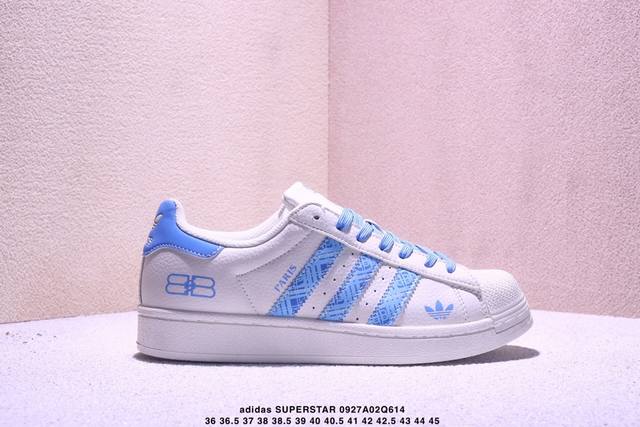 海外爆款限量发售！高端定制Adidas Superstar “暴力熊联名- 白灰红尾”经典贝壳头造型，熊猫元素俏皮点缀，红、灰、白配色碰撞出吸睛火花。标志性三道