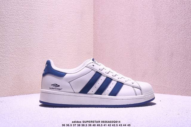 海外爆款限量发售！高端定制Adidas Superstar “暴力熊联名- 白灰红尾”经典贝壳头造型，熊猫元素俏皮点缀，红、灰、白配色碰撞出吸睛火花。标志性三道