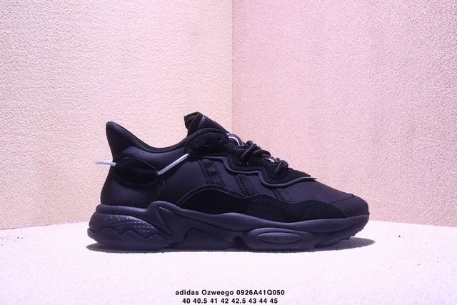 公司级Adidas Ozweego 复古单品 整体轮廓与 Yeezy 500 颇为相似，头层皮质鞋身辅以拼接皮革打造同时鞋身外侧还加入 3M 细节勾勒，无论是辨