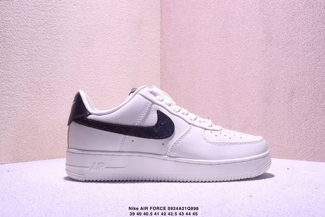 真标耐克Nike Air Force 7空军一号低帮百搭休闲运动板鞋。柔软、弹性十足的缓震性能和出色的中底设计，横跨复古与现代的外型结合，造就出风靡全球三十多年