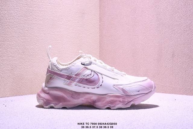 公司级Nk Tc 7900 帆白 人气单品女鞋 鞋底用了厚实的泡绵不仅可以缓震，更提升了穿着的舒适感，最主要的是泡绵会使鞋子变得很轻，所以这双鞋上脚也是又舒服又