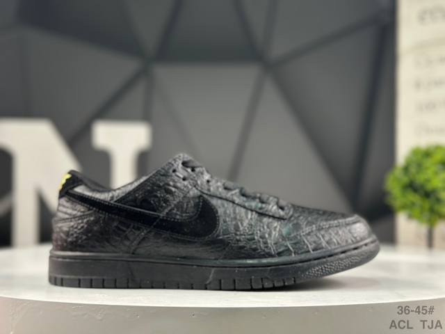 耐克 Nike Dunk Low 此款鞋采用近几年比较流行的版型设计，外观时尚大气。鞋底采用耐磨的材质，穿上它，让您在平时生活和工作中都会感觉到舒适的体验。 货