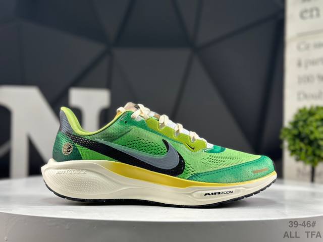 耐克 Nike International Running Team系列将品牌悠久的跑步传承与现代创新相结合，把耐克经典跑鞋设计细节融入当代路跑与竞速鞋款之中。