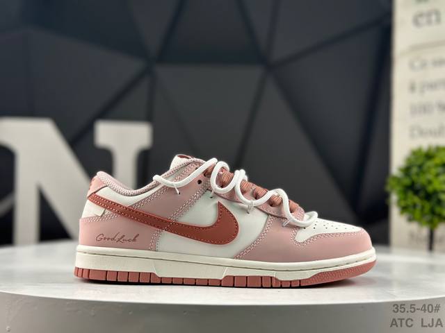 耐克 Nike Dunk Low 温柔豆沙 当柔雾粉褪去甜腻，如晨光中初绽的玫瑰，与纯净的珍珠白皮革共同勾勒出优雅廓形。鞋身如马卡龙色盘般柔和，豆沙粉Swoos