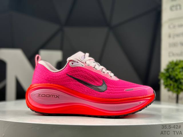 公司级 耐克 Nike Vomero plus 耐克 舒适减震防滑 低帮跑步鞋 全掌Reactx泡绵中底 前掌和后跟还配备了Air Zoom气垫单元 据说跑起来