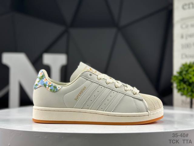 阿迪达斯 三叶草 Adidas Originals Superstar 经典贝壳头系列低帮百搭休闲运动板鞋 货号： Jr8865 尺码：如图所示 Tck Tta