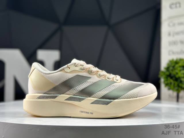阿迪达斯 Adidas Adizeroevoid Sl M 轻盈跑鞋 Adidas跑鞋设计总是呈现出一种经典低调的感觉，但Ultra Boost与Alphabo