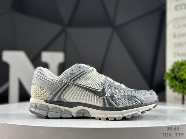 Nike Zoom Vomero 5 Sp 复古风潮 网面透气运动鞋 先行尝鲜版 紧致的鞋面材质提供良好的包裹性 鞋侧 Swoosh以及鞋头部分搭配增添不少亮点