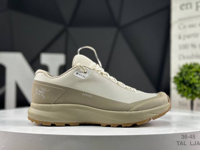 原楦原纸版开发版型，采用一体成型热熔透气针织鞋面材质，搭载85%压缩Eva缓震中底技术，外置Vibram黄金耐磨锯齿外底探索户外，从脚下开始！加拿大户外服饰品牌