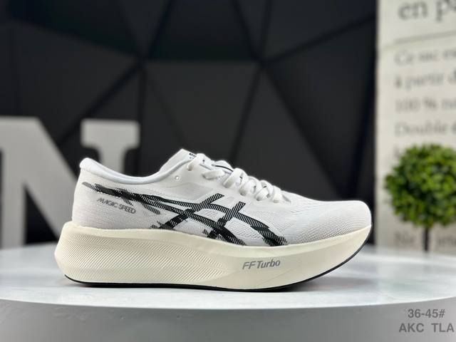 Asics 亚瑟士Magic Speed 4稳定跑鞋鞋面采用双层提花网面设计，提高包裹性和透气性，后跟搭载稳定系统科技T-Gel提升整体支撑力和结构感，减少对身