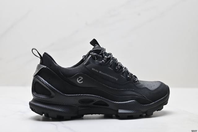 公司级Ecco×白山联名胶囊系列 登山鞋户外鞋缓震越野跑鞋男 这双鞋的设计简约而不失个性，适合多种场合穿着。无论是城市漫步还是山间小径，它都能完美适配。鞋面采用