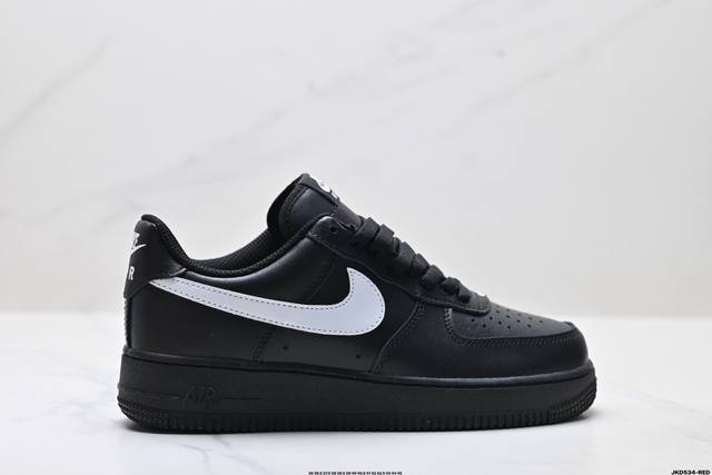 公司级耐克Nike Air Force 1‘07 空军一号低帮百搭休闲运动板鞋。柔软、弹性十足的缓震性能和出色的中底设计，横跨复古与现代的外型结合，造就出风靡全