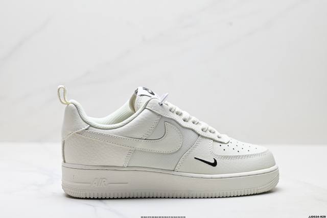 真标耐克Nike Air Force 1’07空军一号低帮百搭休闲运动板鞋。柔软、弹性十足的缓震性能和出色的中底设计，横跨复古与现代的外型结合，造就出风靡全球三