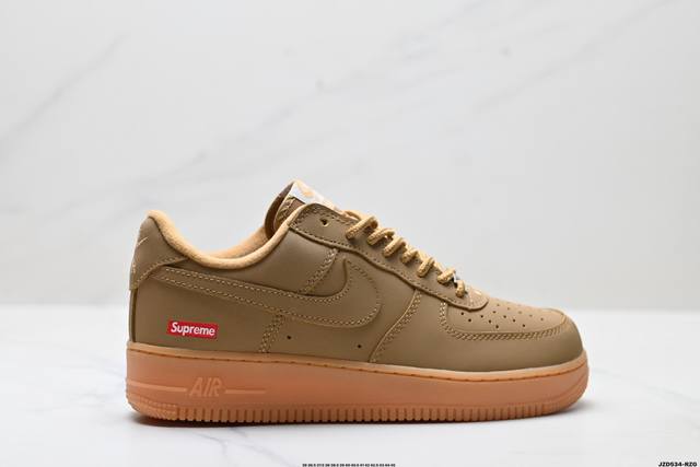 公司级耐克Nike Air Force 1’07空军一号低帮百搭休闲运动板鞋。柔软、弹性十足的缓震性能和出色的中底设计，横跨复古与现代的外型结合，造就出风靡全球