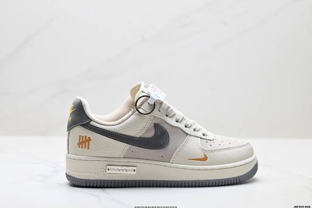 真标耐克Nike Air Force 1'07 空军一号低帮百搭休闲运动板鞋。柔软、弹性十足的缓震性能和出色的中底设计，横跨复古与现代的外型结合，造就出风靡全球