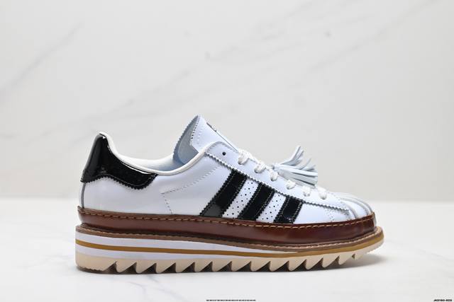 真标Clot X Adidas Originals Superstar 白色此款将贝壳头重新演绎，鞋身整体以Superstar为蓝本，搭配黑色三道杠Logo。鞋
