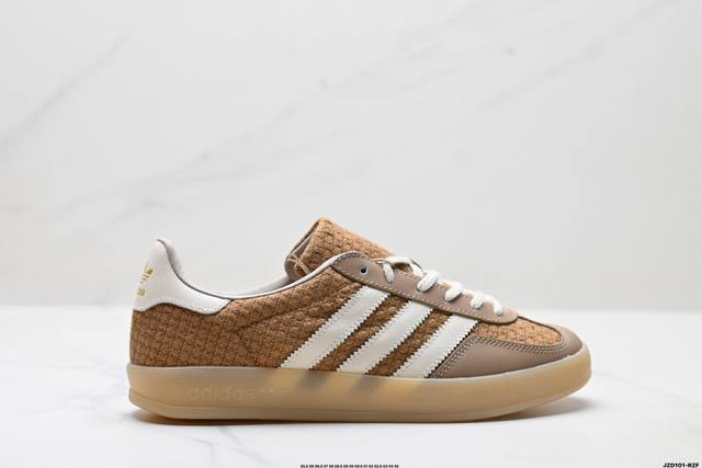 公司级Adidas Originals Gazelle Indoor 三叶草休闲防滑耐磨低帮板鞋 鞋头出色设计 塑就出众贴合感 稳固的后跟贴合足部曲线设计 软弹