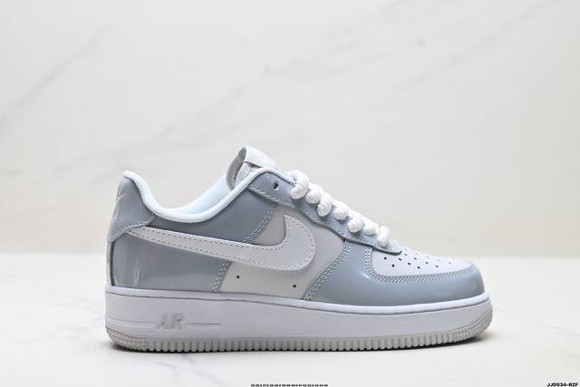 真标耐克Nike Air Force 1’07空军一号低帮百搭休闲运动板鞋。柔软、弹性十足的缓震性能和出色的中底设计，横跨复古与现代的外型结合，造就出风靡全球三