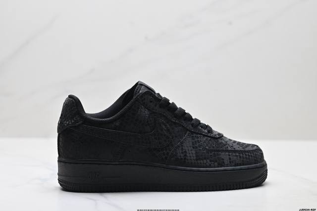 真标耐克Nike Air Force 1’07空军一号低帮百搭休闲运动板鞋。柔软、弹性十足的缓震性能和出色的中底设计，横跨复古与现代的外型结合，造就出风靡全球三
