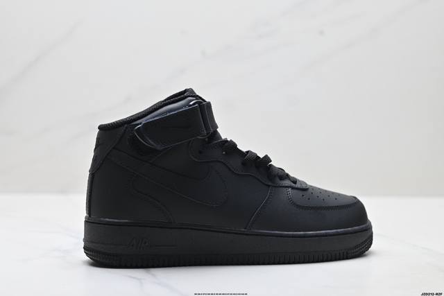 公司级耐克Nike Air Force 1 Mid 07 空军一号中帮百搭休闲运动板鞋。柔软、弹性十足的缓震性能和出色的中底设计，横跨复古与现代的外型结合，造就