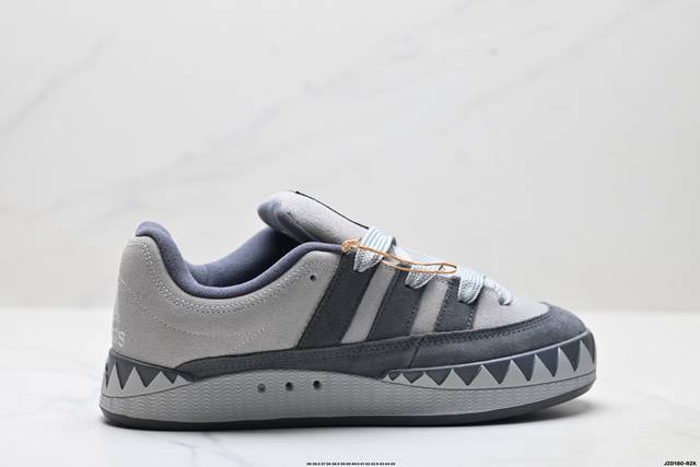 公司级Adidas Adimatic Low 马蒂奇系列低帮 复古鲨鱼面包鞋运动休闲滑板板鞋 整个鞋面由色彩艳丽的麂皮制成 搭配品牌标志性大尺寸三条纹 Logo