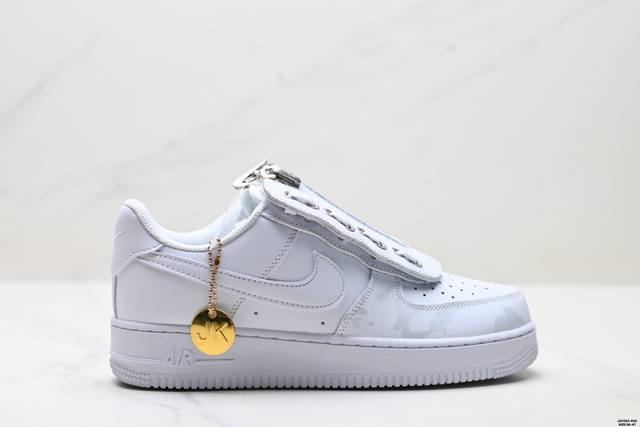 公司级耐克Nike Air Force 1’07空军一号低帮百搭休闲运动板鞋。柔软、弹性十足的缓震性能和出色的中底设计，横跨复古与现代的外型结合，造就出风靡全球