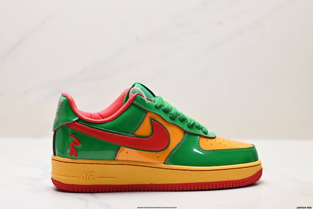 公司级耐克Nike Air Force 1’07空军一号低帮百搭休闲运动板鞋。柔软、弹性十足的缓震性能和出色的中底设计，横跨复古与现代的外型结合，造就出风靡全球