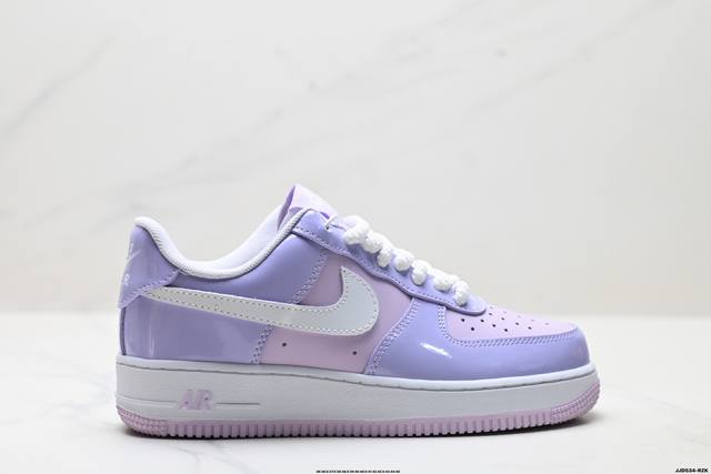 真标耐克Nike Air Force 1’07空军一号低帮百搭休闲运动板鞋。柔软、弹性十足的缓震性能和出色的中底设计，横跨复古与现代的外型结合，造就出风靡全球三