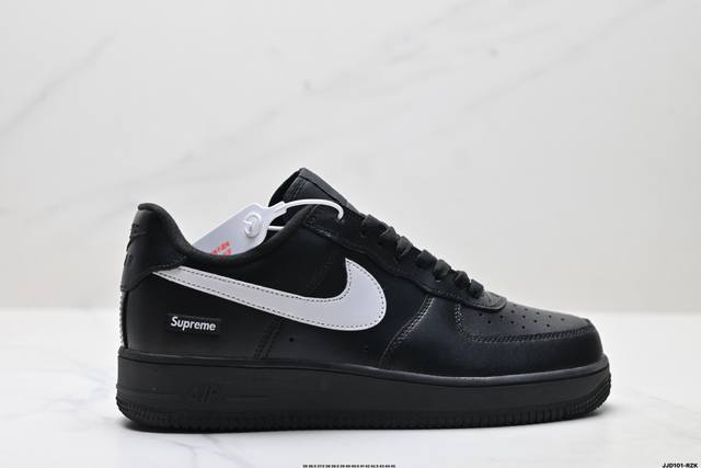 真标耐克Nike Air Force 1’07空军一号低帮百搭休闲运动板鞋。柔软、弹性十足的缓震性能和出色的中底设计，横跨复古与现代的外型结合，造就出风靡全球三