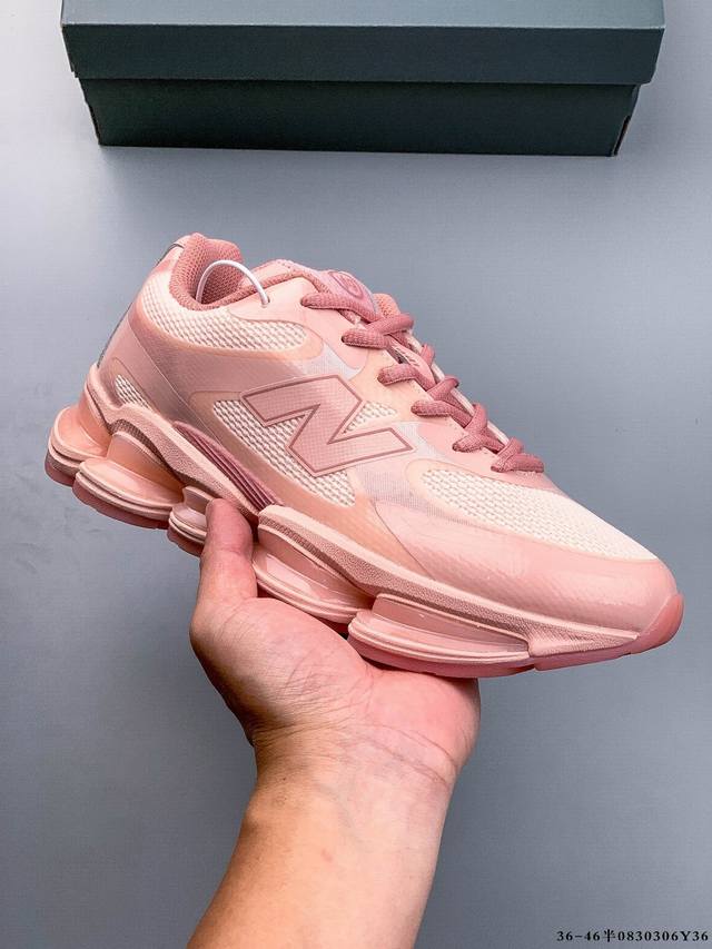 新百伦 New Balance Nb U 0Ea 运动跑步鞋。此复刻经典鞋款，加入当下大热的户外元素，以曾经篮球鞋款型式样加以打造鞋款造型。编织鞋带以及加强稳固