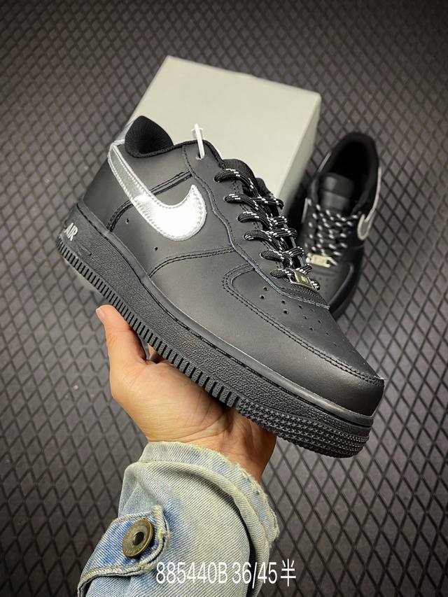 B 真标耐克Nike Air Force 7空军一号低帮百搭休闲运动板鞋。柔软、弹性十足的缓震性能和出色的中底设计，横跨复古与现代的外型结合，造就出风靡全球三十