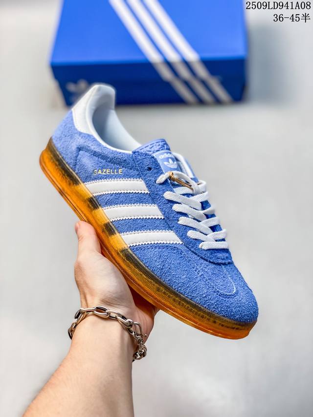 Originals Gazelle 舒适百搭 低帮 男女同款 灰白 德训鞋 Gazelle是一款经典且时尚的运动。Gazelle以其简洁流畅的线条设计赢得了众多
