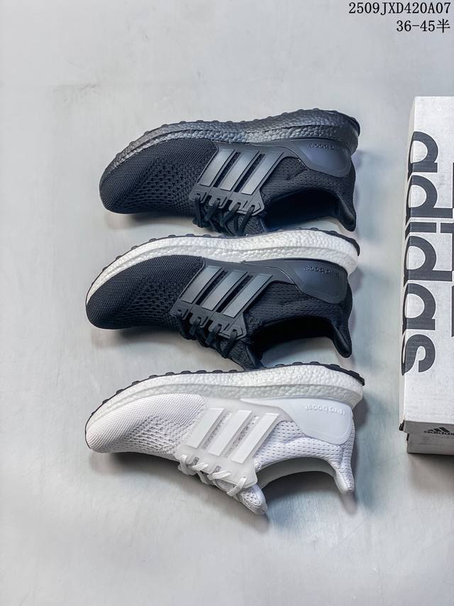 公司级Adidas Ultraboost 阿迪达斯 耐磨缓震休闲运动跑鞋 采用网材搭配反光皮革鞋面 配上Stretchweb网格外底 提供非凡穿着体验 一体化编